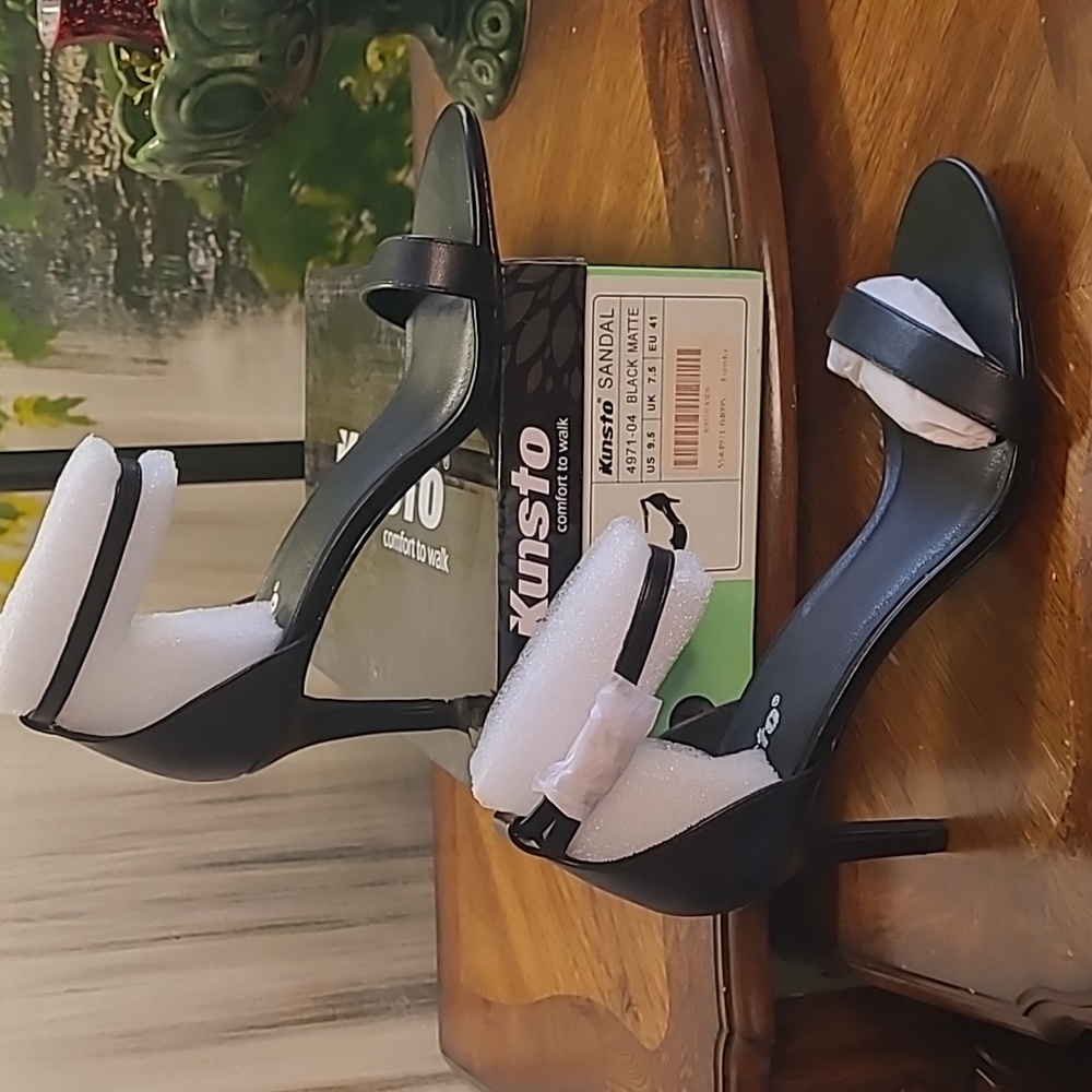New in box! Kunsto Womens 9.5 Sexy classic black matte dressy heel sandal